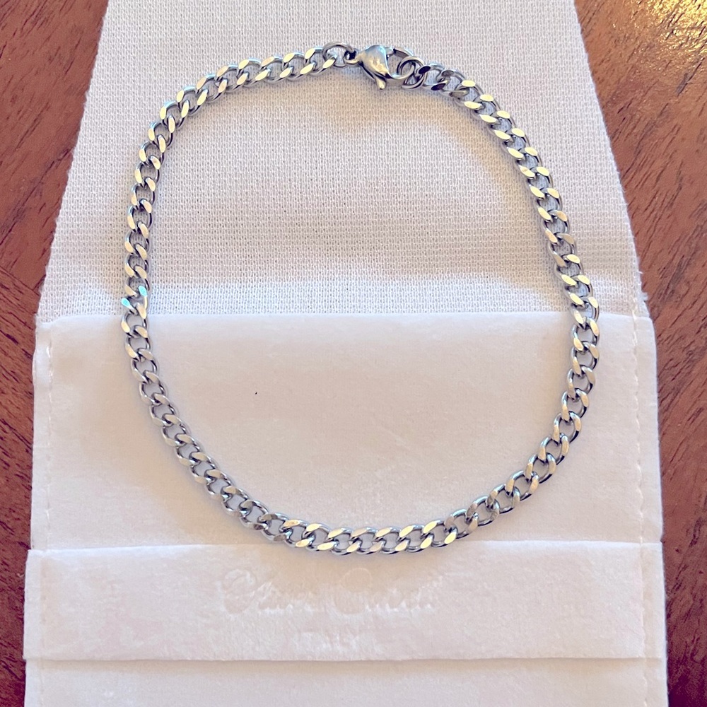 Oliver Cabell 4-mm men’s Cuban chain bracelet in pure .925 sterling silver.
